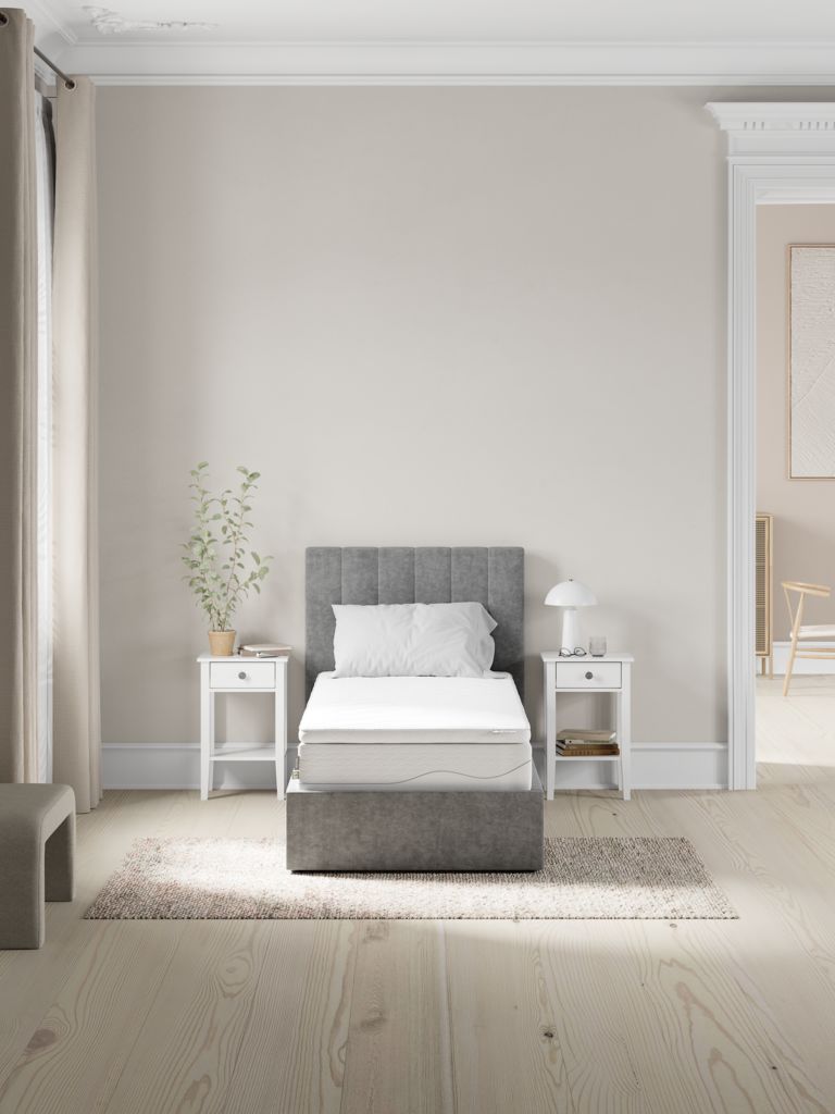 JYSK HOPEN Topper auf einem Boxspringbett im Schlafzimmer