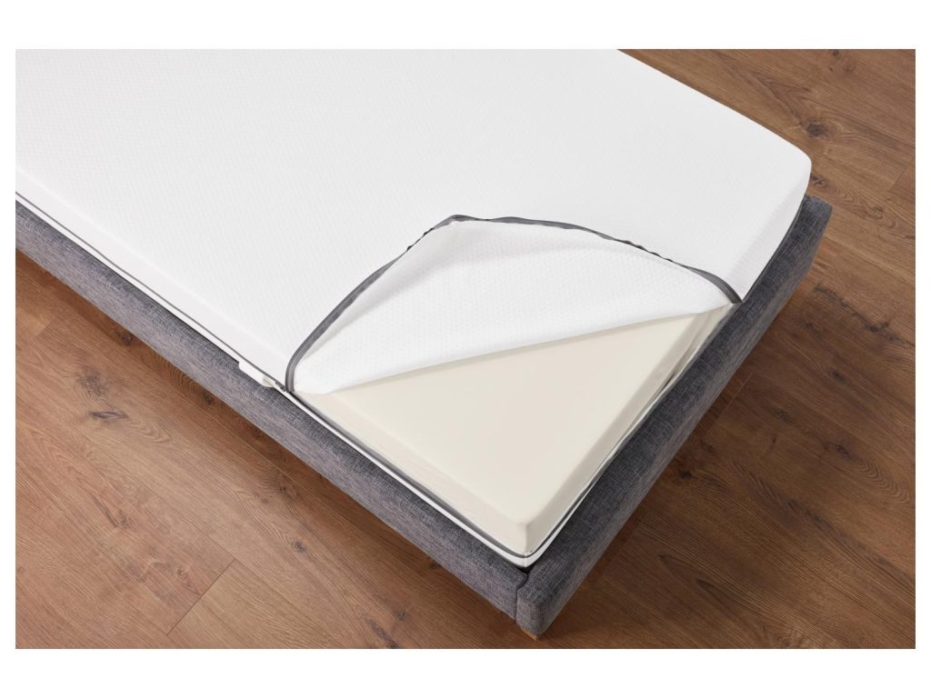 Lidl Livarno Comfort Plus – geöffneter Bezug auf dem Bett