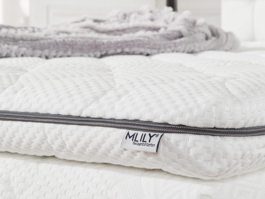 MLILY Touch Komfortschaumtopper – Nahaufnahme von Reißverschluss und Label auf dem Bett
