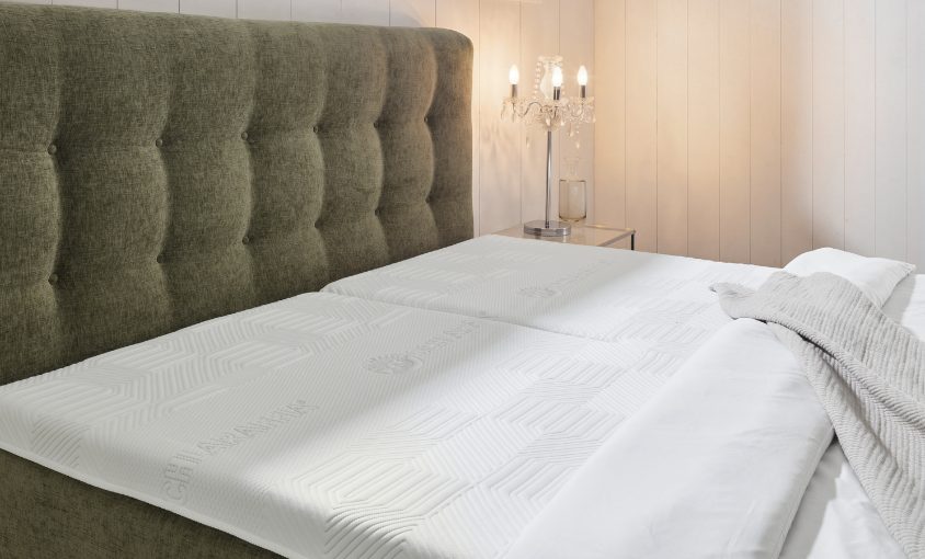 Schlaraffia CU-TEQ 40 Topper mit geteiltem Bezug auf einem Polsterbett