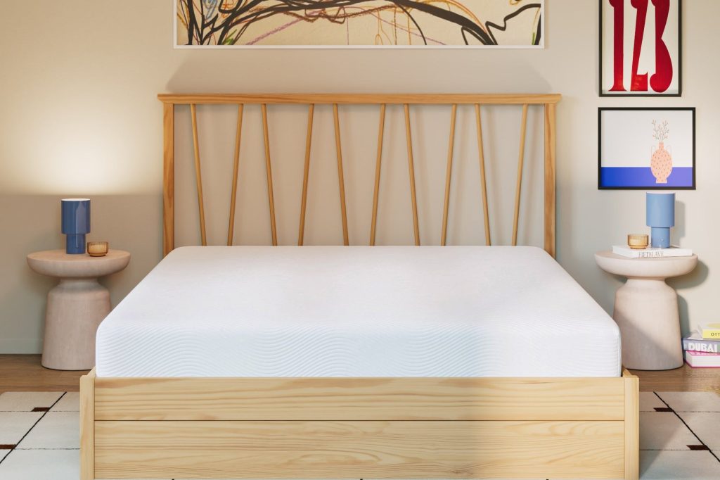 Slome Hybrid H3 Matratze Essential auf einem Holzbett im Schlafzimmer