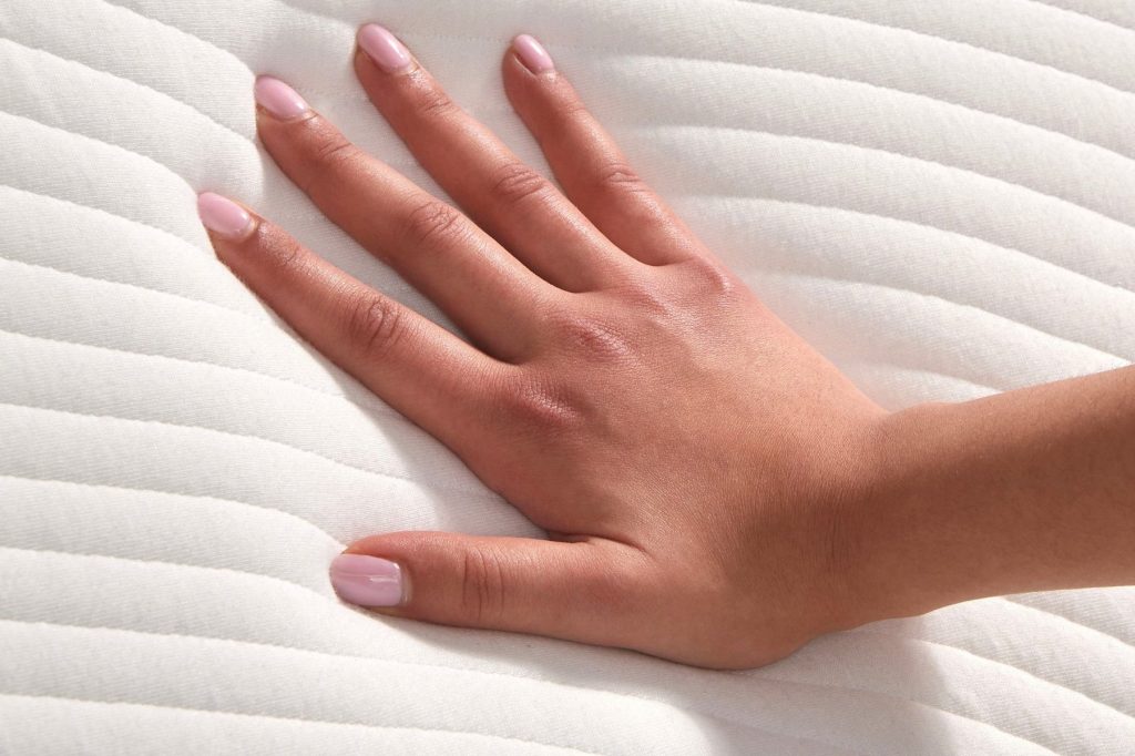 Slome Hybrid H3 Matratze Essential – Hand auf dem gesteppten Bezug