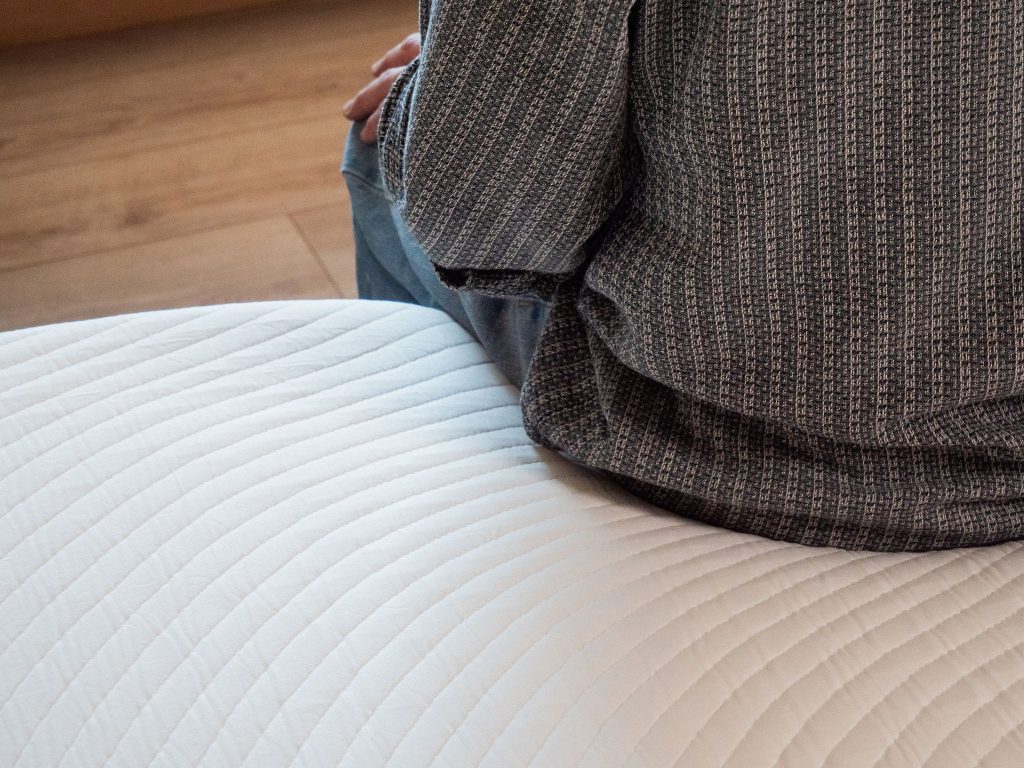 Sitzen auf der Bettkante der Slome Hybrid Original im Test