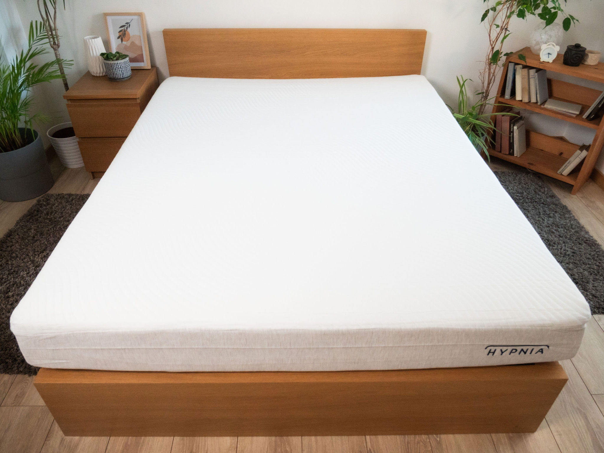 Slome Hybrid Original im Testschlafzimmer auf einem Holzbett