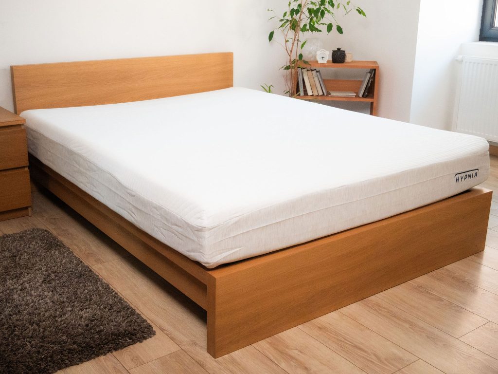 Seitenansicht der Slome Hybrid Original auf dem Bett