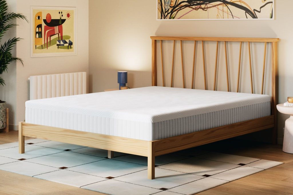 Slome Hybride Latex-Matratze H3 auf einem Holzbett im Schlafzimmer