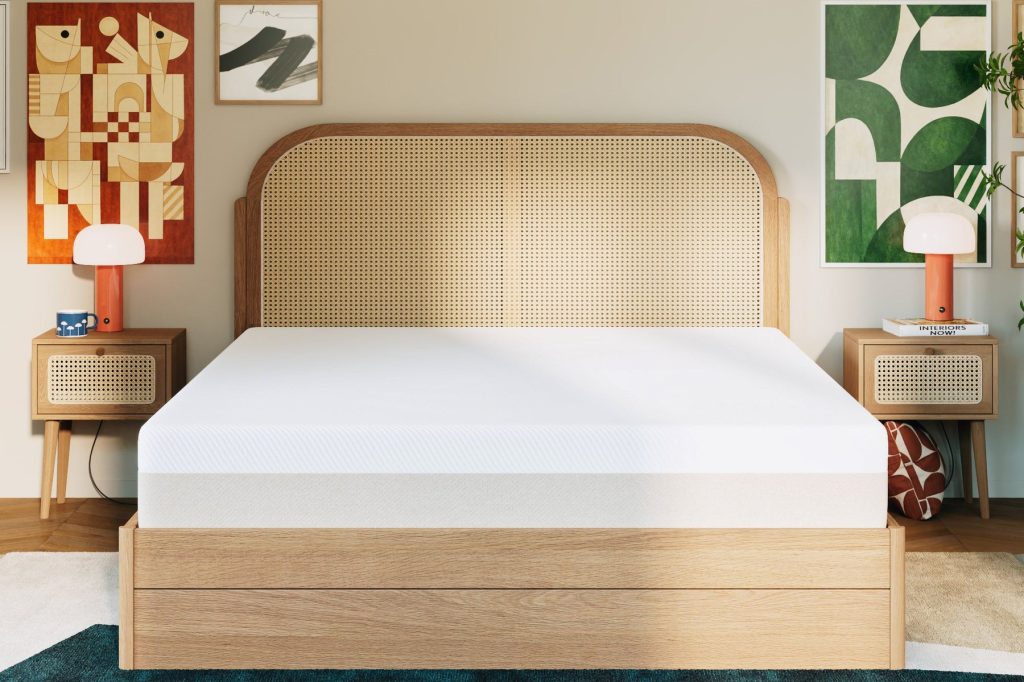 Slome Latex-Matratze H3 Premium auf einem Bett mit Rattan-Kopfteil