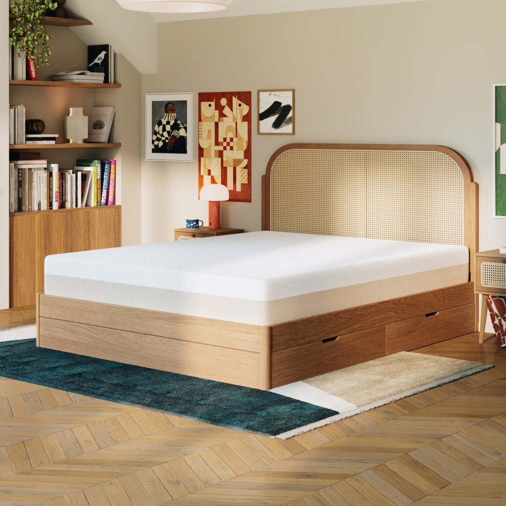 Slome Latex-Matratze H3 Premium auf Bett mit Schubladen, Schrägansicht