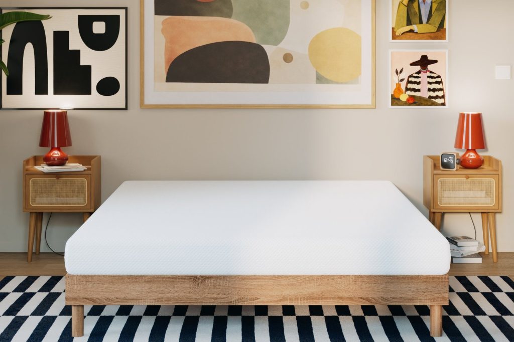 Slome Matratze H2 Essential auf einem Holzbett im Schlafzimmer