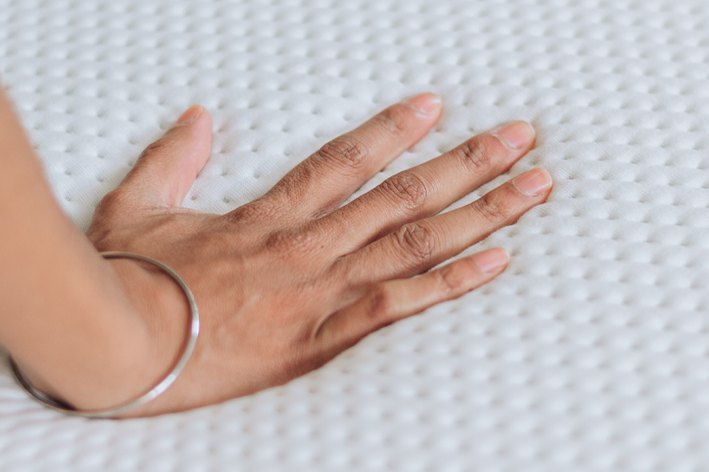 Slome Matratze H2 Essential – Hand drückt in den perforierten Bezug
