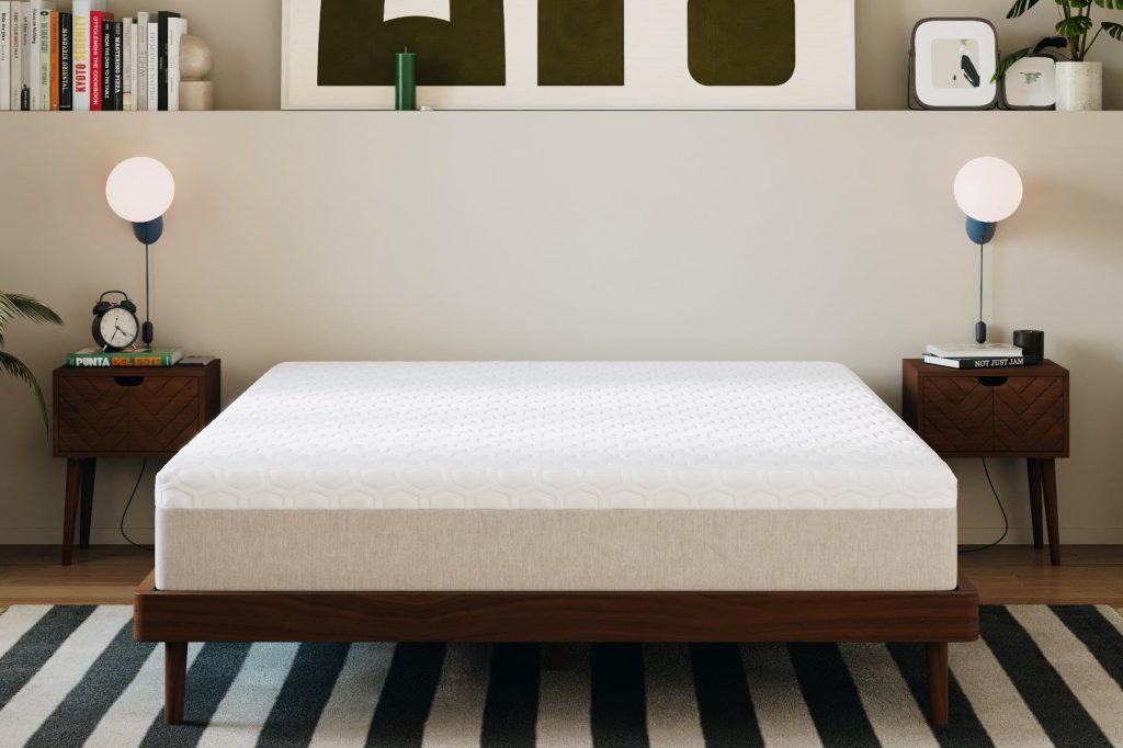 Slome Matratze H2 Octaspring auf einem Holzbett im Schlafzimmer