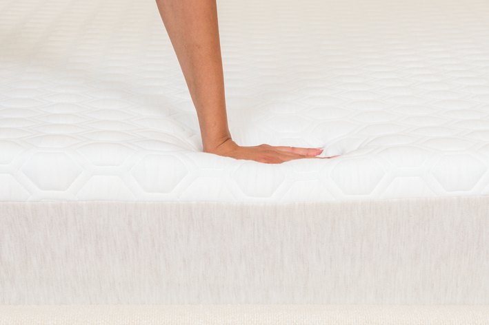 Slome Matratze H2 Octaspring – Hand drückt in die Liegefläche