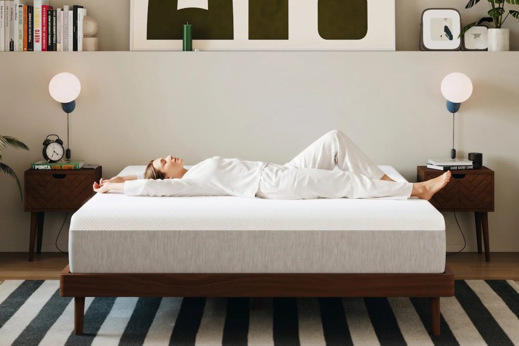 Frau liegt auf der Slome Matratze H4 Komfort Premium im Schlafzimmer