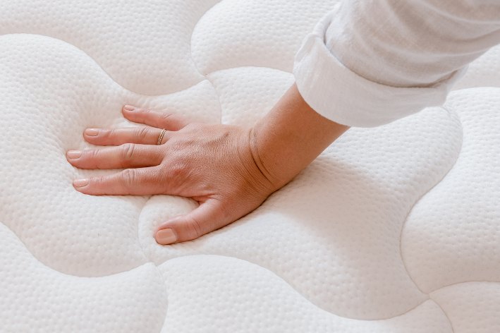 Slome Matratze H3 Wellness Supreme – Hand auf der gesteppten Komfortauflage