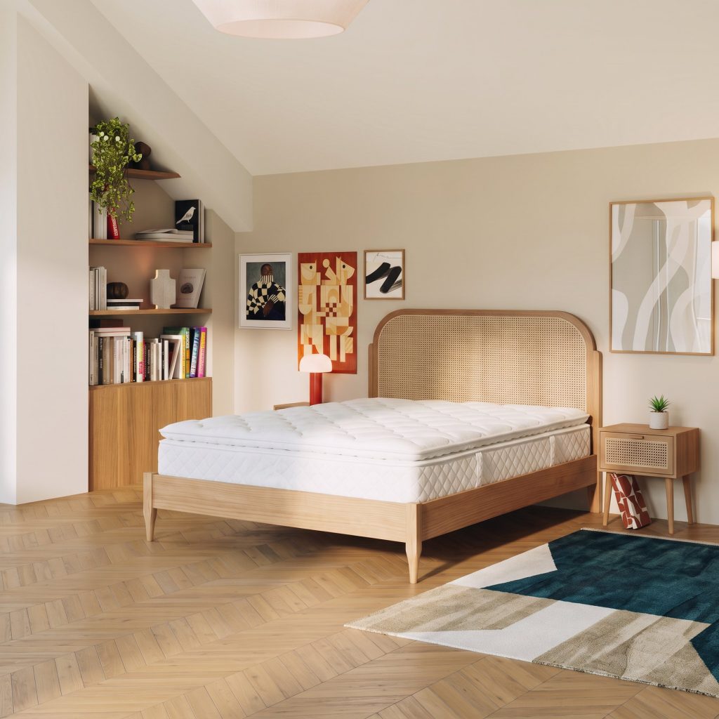 Slome Matratze H3 Wellness Supreme auf einem Holzbett im Dachzimmer