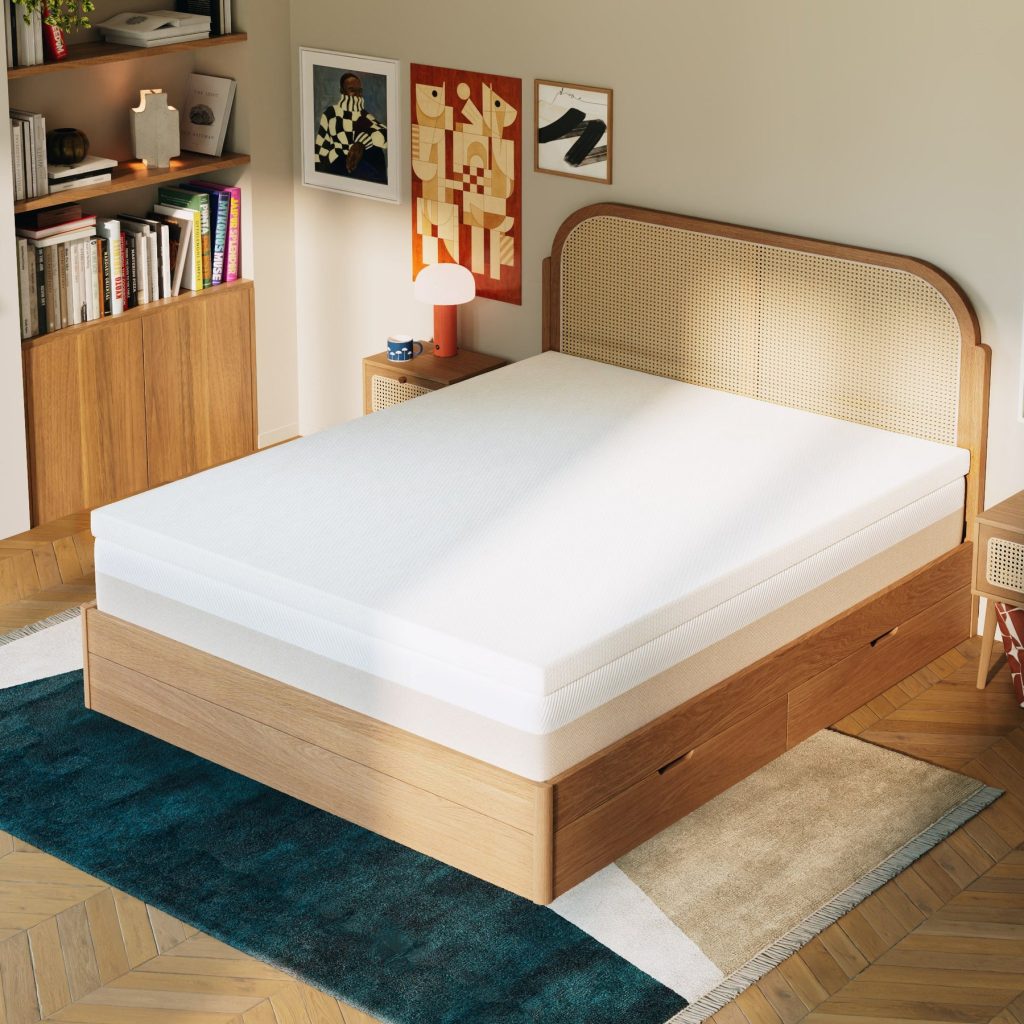 Slome Topper Bambus auf Bett mit Rattan-Kopfteil, Schrägansicht