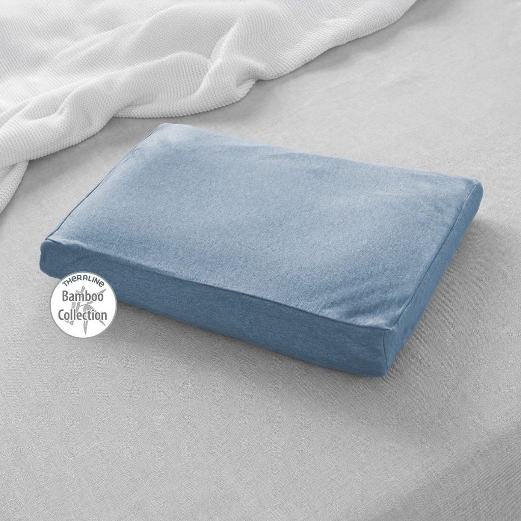 Theraline Kinderkopfkissen in Blau-grau im Kinderbett