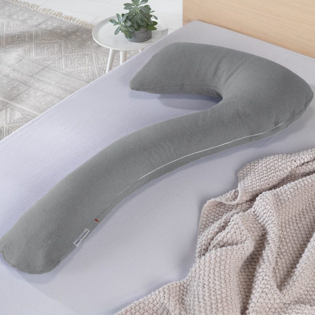 Theraline my7 Seitenschläferkissen in Grau auf einem Bett