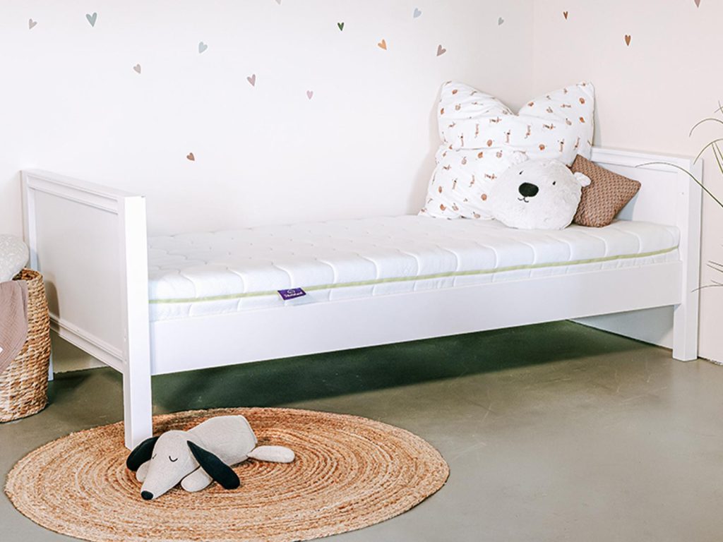 Träumeland Air Flow Jugendmatratze in einem weißen Kinderbett im Kinderzimmer