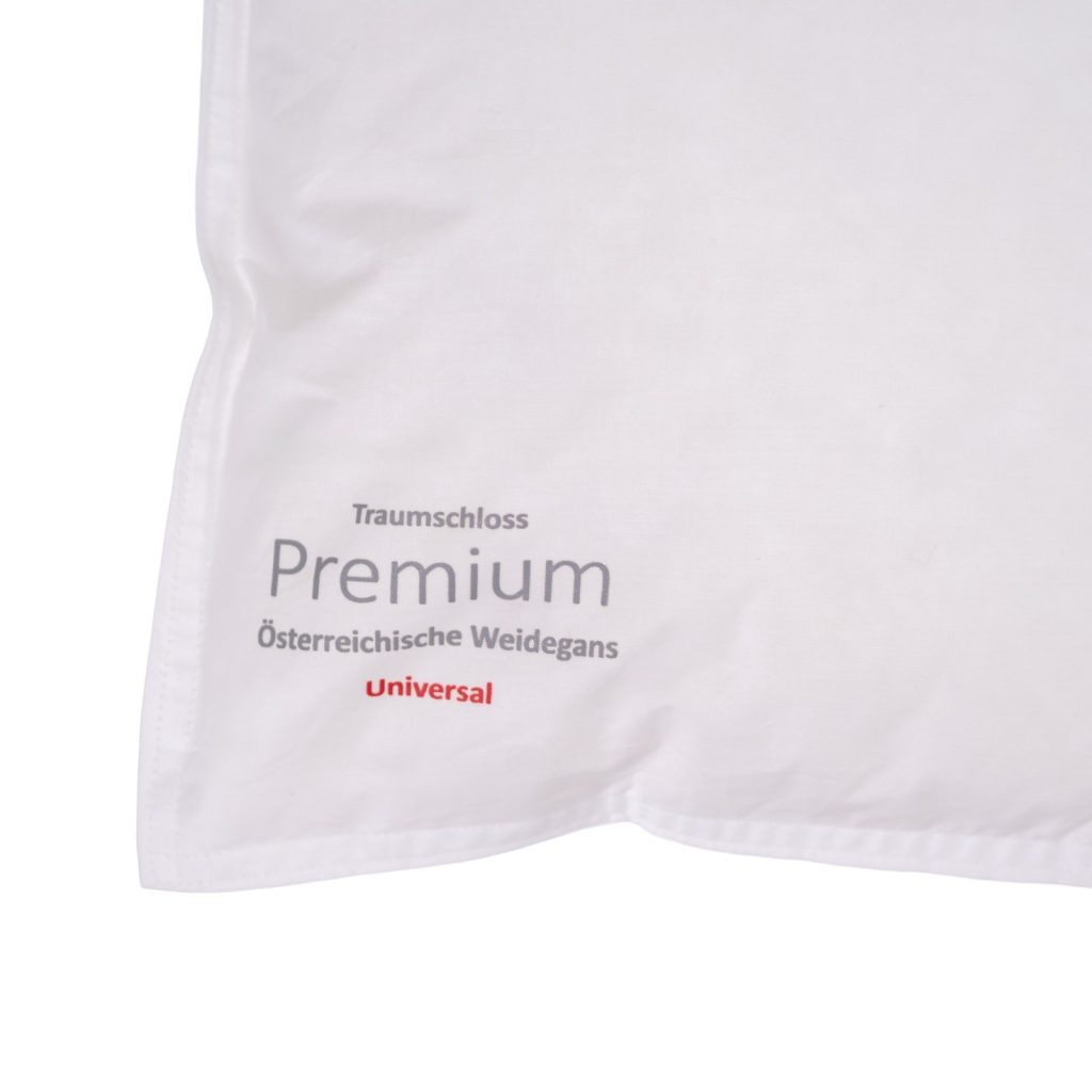 Traumschloss Premium Daunenbettdecke – Nahaufnahme des Aufdrucks Universal
