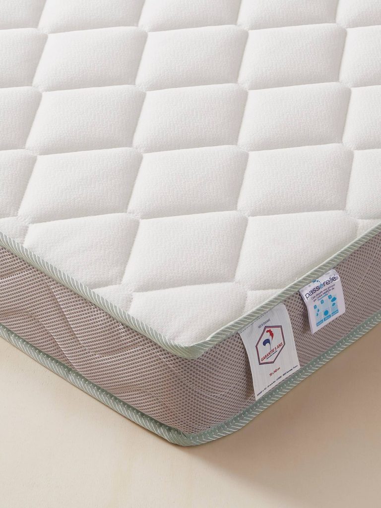 Vertbaudet Babymatratze mit Passerelle-Bezug, Ecke mit 3D-Seitengewebe und Etiketten