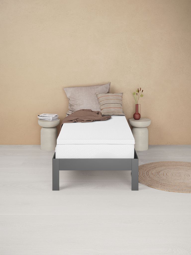 Wellpur FRYA Topper auf einem Einzelbett im Schlafzimmer