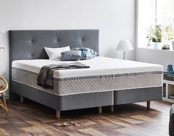 Sealy Hybrid Plush Matratze auf einem Boxspringbett im Schlafzimmer